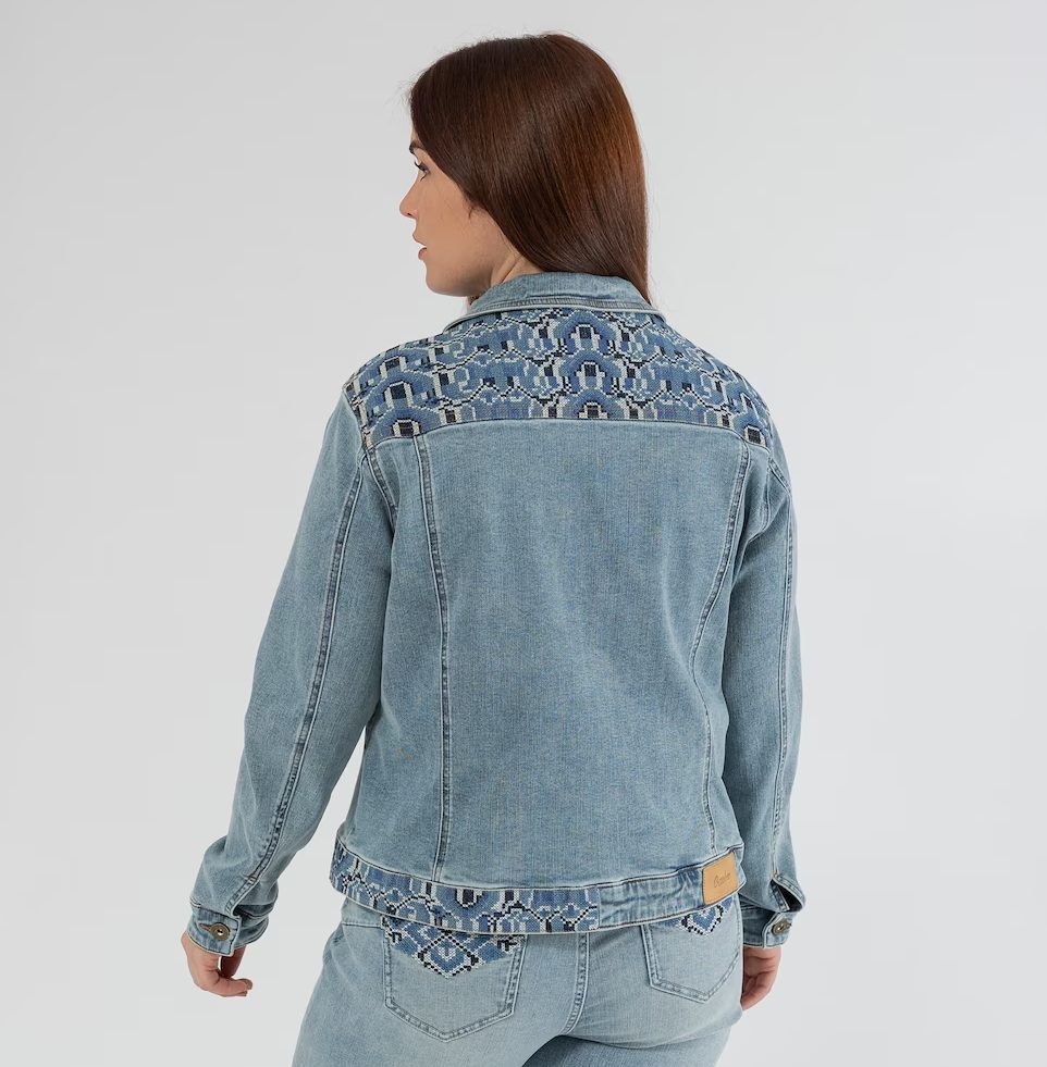 El Corte Inglés arrasa con ofertas de primavera con la que no pasarás desapercibida 1 Cazadora vaquera de mujer con detalles en punto de cruz en El Corte Inglés