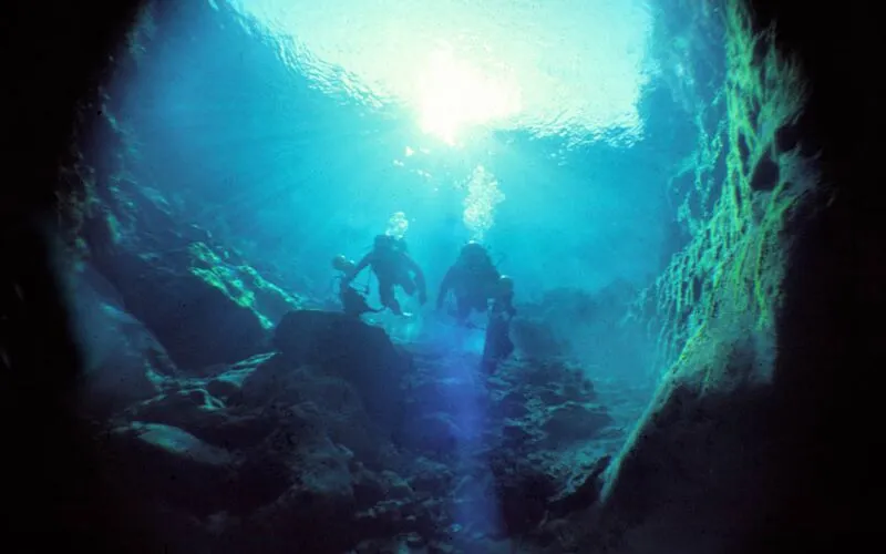 Descubre el misterio del Pozo Azul en Burgos: ¡Una aventura submarina inexplorada te espera! 2 Pozo de Burgos.