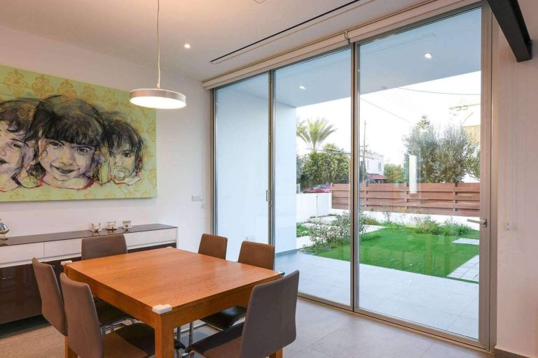 Las puertas plegables minimalistas de aluminio de Airclos, una opción ideal para cerrar espacios abiertos o dividir interiores