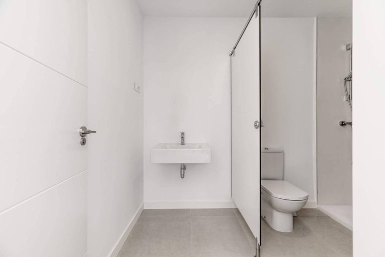 Bañoweb aconseja los platos de ducha de resina y a medida para mejorar el confort de un baño