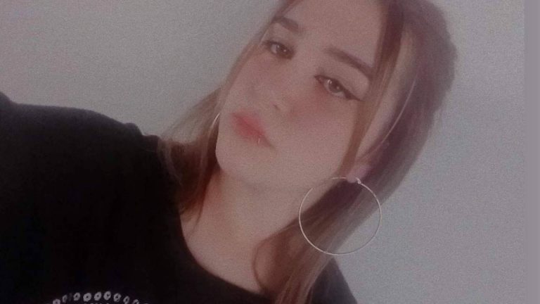 C. Menda se estrena en el mundo editorial con una novela de suspense y misterio, ‘La hora más oscura’