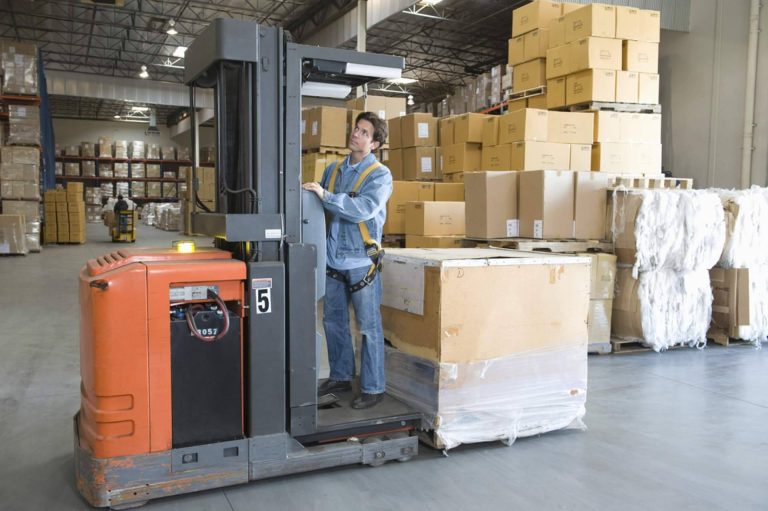 La reconocida firma especializada Mesumex permite comprar un montacargas hombre parado