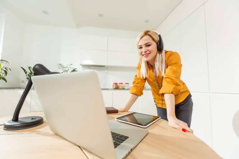Reducir el gasto energético al teletrabajar con Acierta Eficiencia