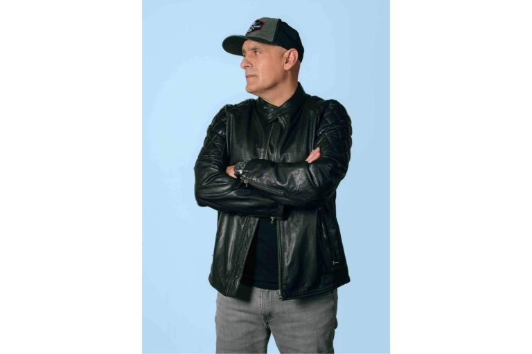 Javier Sólo presenta 'Canciones de Guerra y Pan' con la colaboración de Fernando Madina