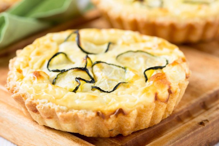 ¿Cómo preparar una receta de quiche de calabacín, queso y pera?