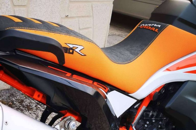 Los asientos de motos antideslizantes permiten un mayor agarre, por JM-FUNDAS