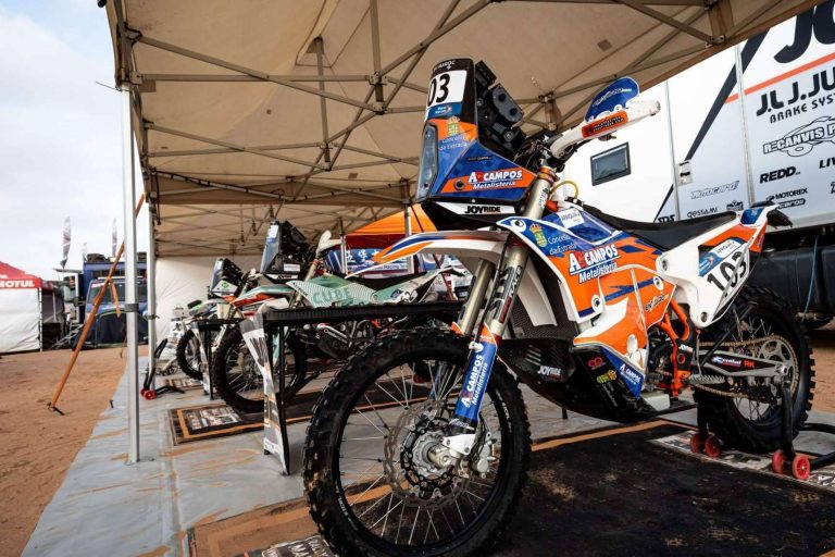 La firma ADHESIVOSEMBARRADOS ofrece adhesivos personalizados para motocross