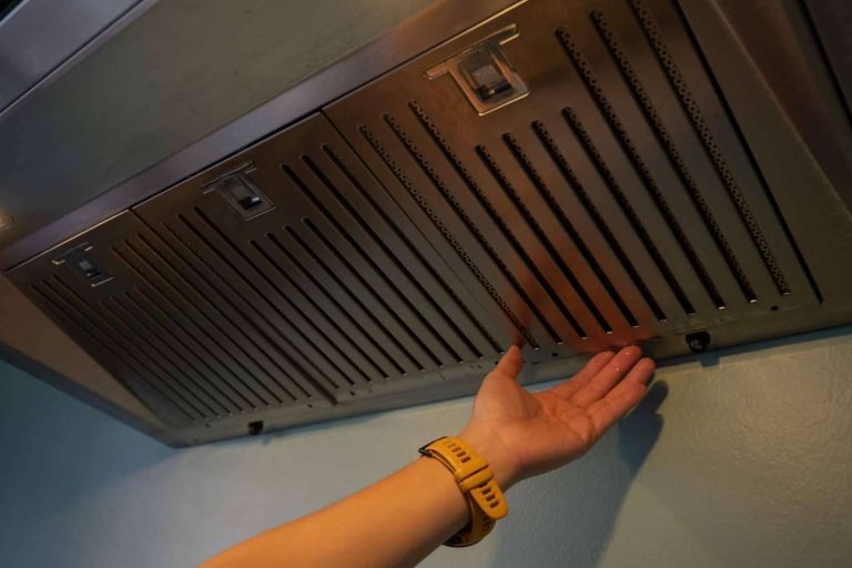 La importancia de limpiar el sistema de extracción de humo para desinfectar y prevenir incendios, con MondPlus