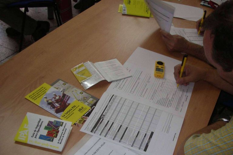 ¿Dónde encontrar servicios de alquiler de plataformas elevadoras, carretillas elevadoras y elevadores de cargas en Álava? Cruz Araba SL