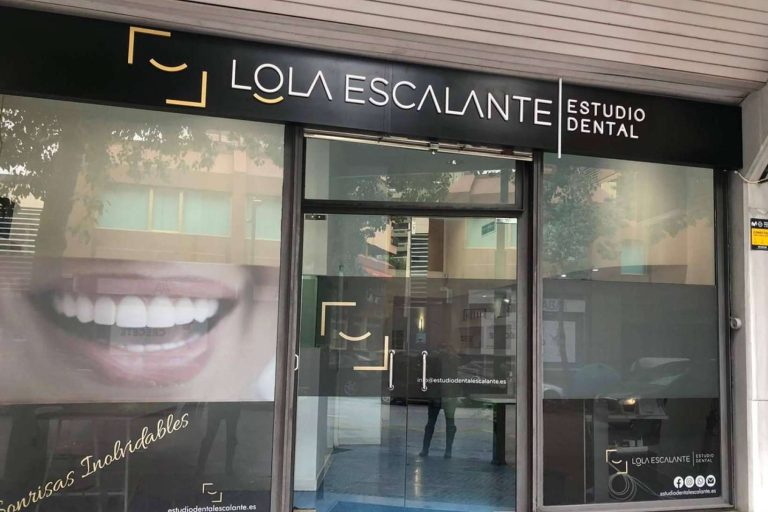La clínica Lola Escalante Estudio Dental está especializada en implantes dentales