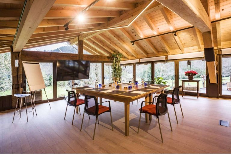 Jesuskoa cuenta con amplios salones de reuniones dotados con instalaciones modernas