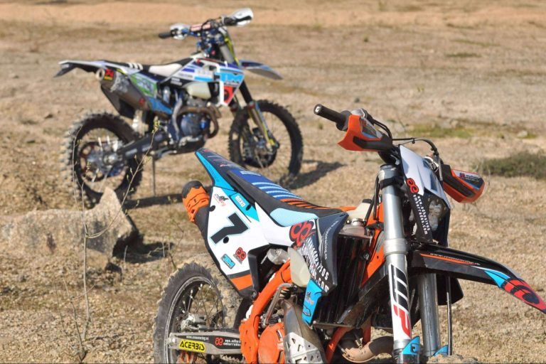 Plásticos y adhesivos para motos offroad con ADHESIVOSEMBARRADOS