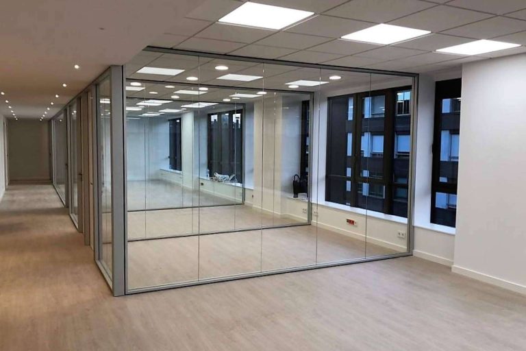 El sistema de compartimentación con mampara de oficina que brinda Protecnics Global, un producto nuevo y disruptivo