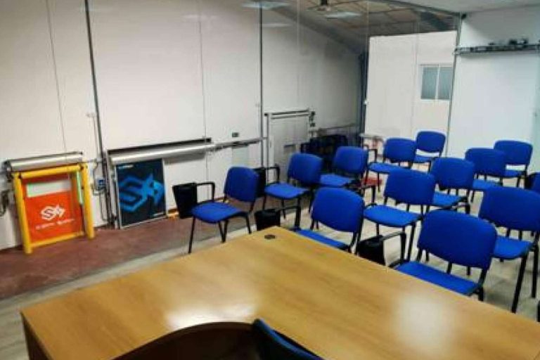 El curso IMAI07 de Servicedoor Formación permite la instalación y mantenimiento de puertas automáticas