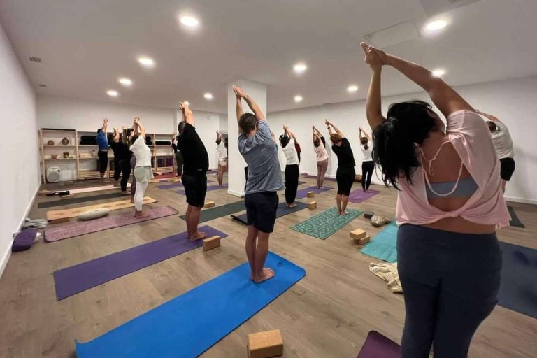 ¿Cómo adquirir la titulación de profesor de yoga?, todos los detalles del programa con Om Shanti