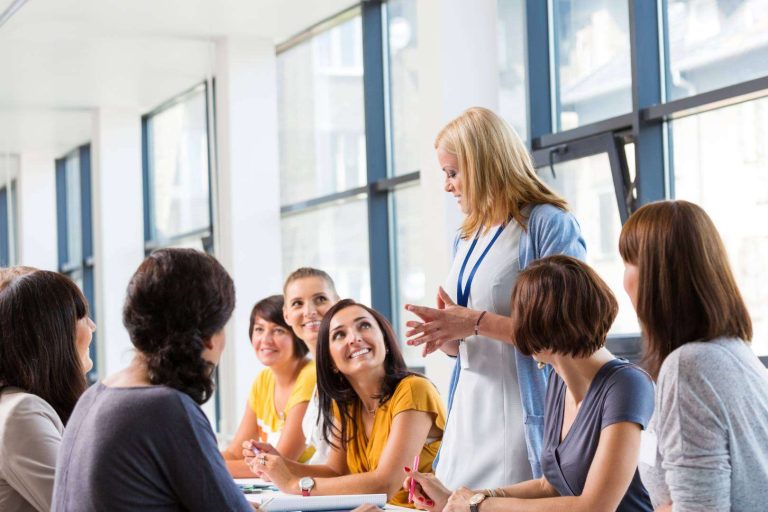 ¿Cómo es el perfil de la mujer trabajadora en España? Un estudio de Womenalia y Martin Brainon lo revela