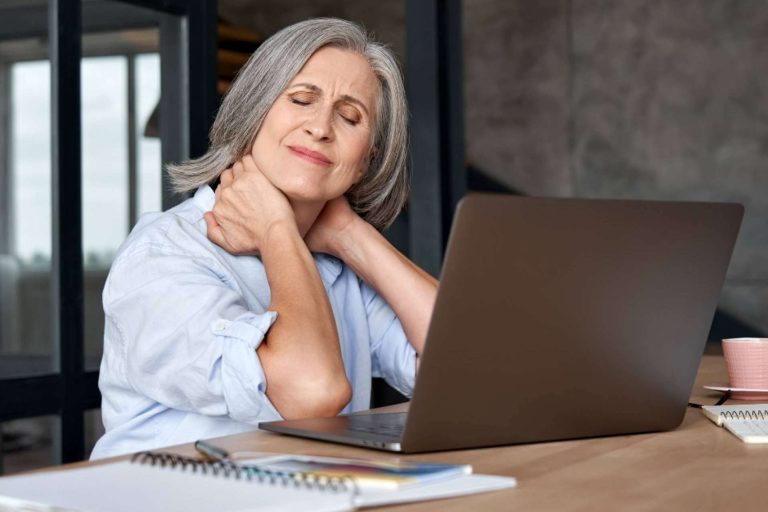 Menopausia en Forma explica las causas, tratamiento y prevención de los dolores articulares en la menopausia