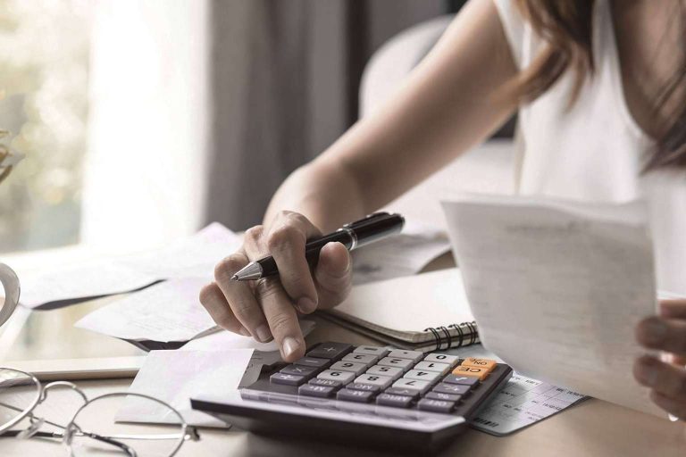 Incumplimiento del SMI; peligros de no actualizar el salario de una cuidadora en 2024