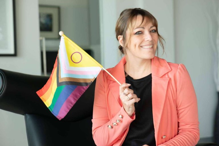 La feminización de voz en personas no binarias