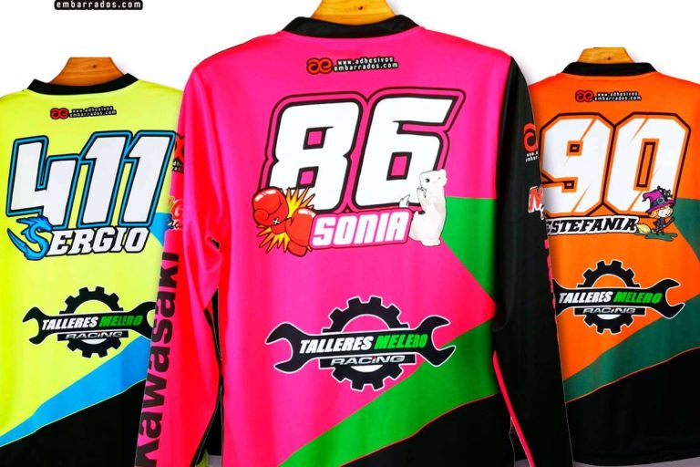 ADHESIVOSEMBARRADOS ofrece a los aficionados de las motos equipaciones personalizadas