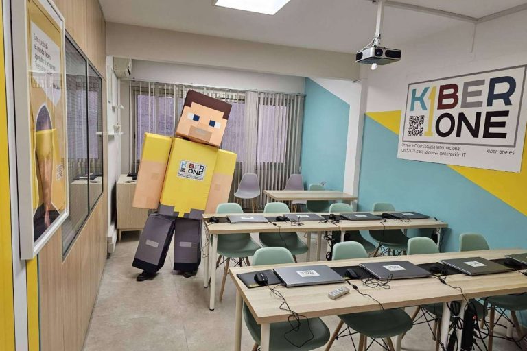 KIBERone, la primera ciberescuela para niños reconocida por la ONU y la UNESCO, ¡ahora está abierta en Barcelona!