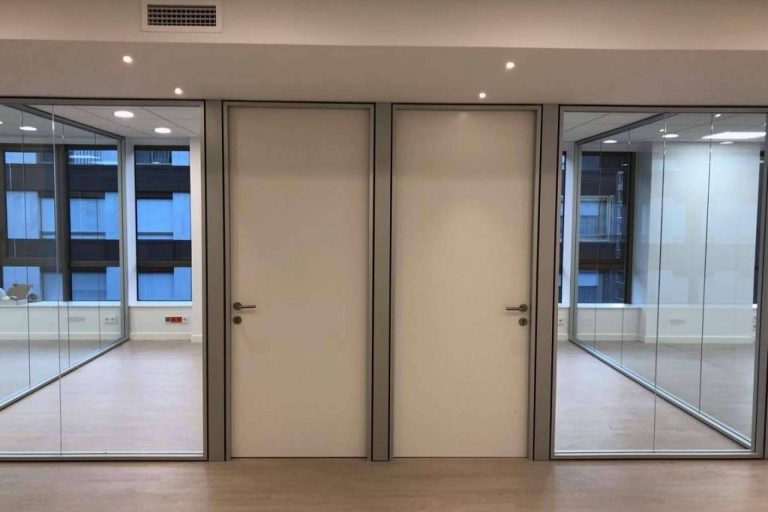 ¿Dónde encontrar mamparas de oficina en Barcelona? Protecnics Global