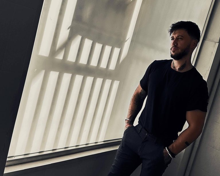 Niza de Rubio se sincera y muestra su esencia como escritor y como persona en ‘Mala época para enamorase’