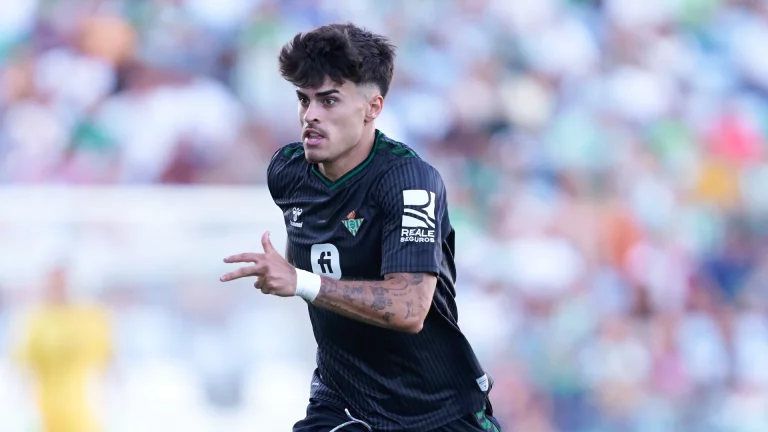 Juan Cruz provoca dos salidas seguras en el Betis 2025