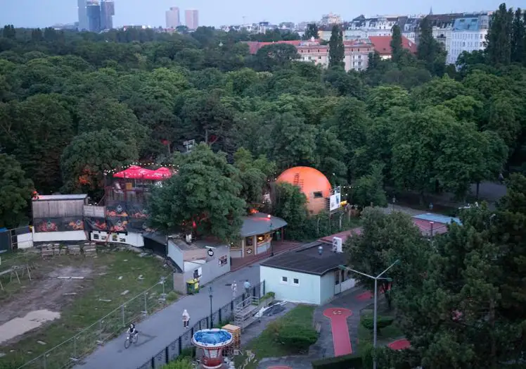 ¡Insólito! Descubre el 'País' de 8 metros en Viena: Una historia de ensueño y locura 1 Vista panorámica de Kugelmugel