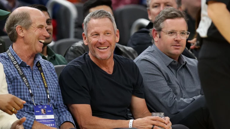 Lance Armstrong pone los puntos sobre las íes a los ciclistas modernos