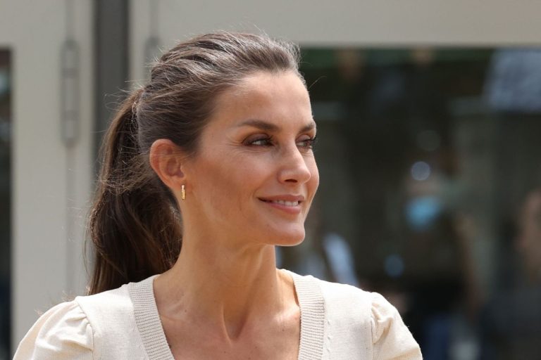 Pilar Eyre desvela lo que Letizia hace en secreto y no quiere que se sepa en sus viajes a África