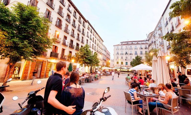 Chueca: Diversidad y color en uno de los barrios más animados de Madrid