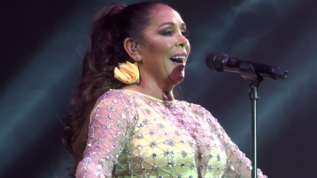 Isabel Pantoja cantando.