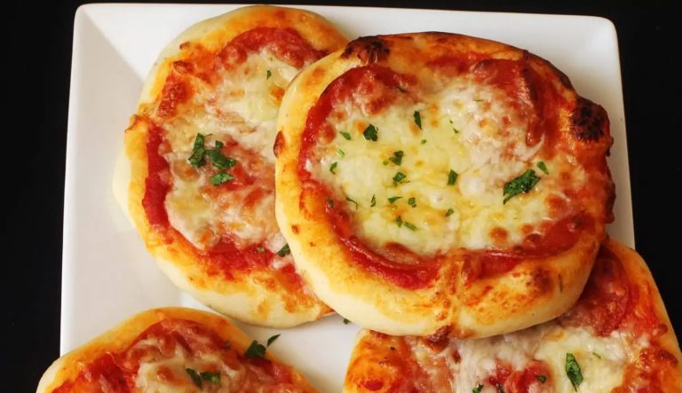 Mini pizzas al microondas listas en 1 minuto, una receta exprés imbatible