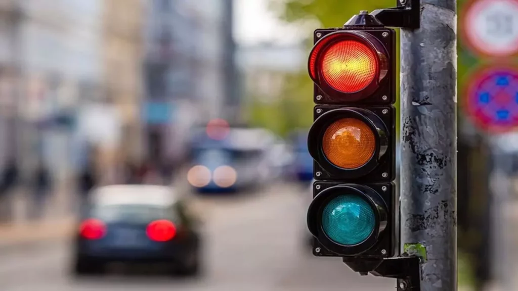 ¿Puede multarme la DGT si uso el móvil en un semáforo en rojo o un atasco? 78 La DGT aclara: prohibición en todas las situaciones