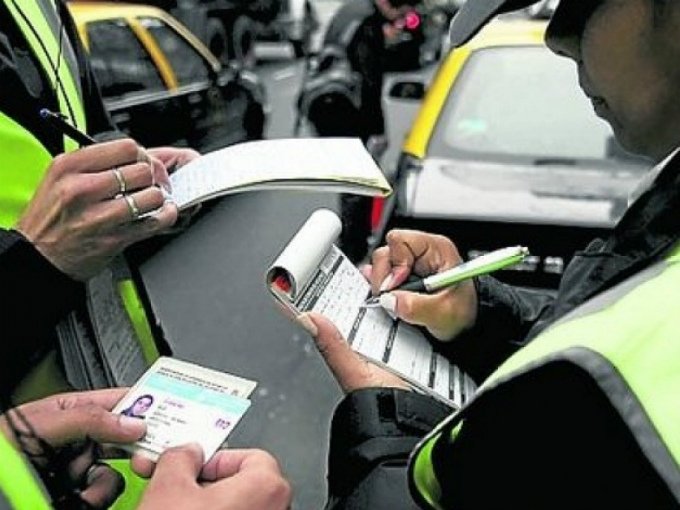 Lo que dice la DGT sobre aparcar en sentido contrario, ¿se puede?