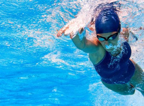 Sudar dentro del agua: ¿es posible?