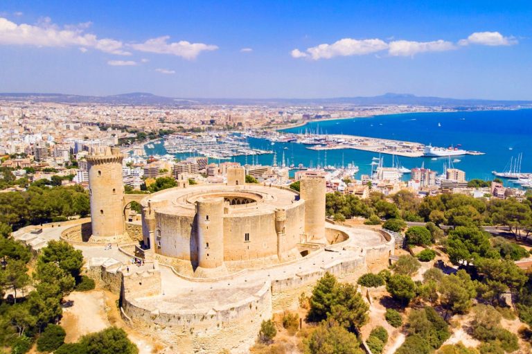 Palma, la joya de Mallorca con 9 lugares imprescindibles que visitar