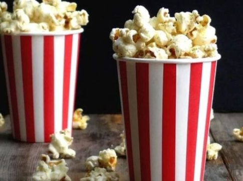 De dónde viene la costumbre de comer palomitas de maíz en el cine