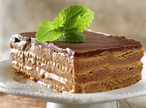 Tarta sin horno de galletas, café y chocolate