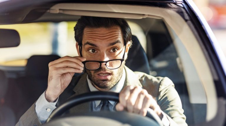 Las multas de 200 euros de la DGT para quienes usan gafas o lentillas