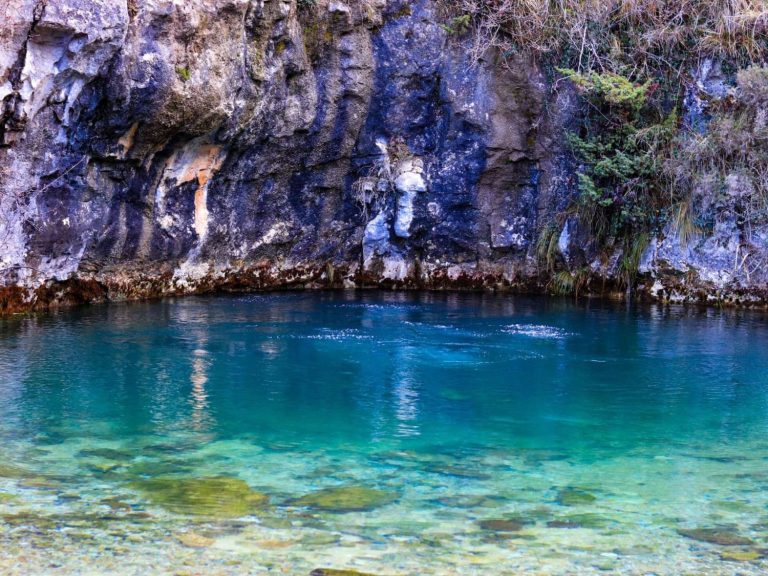 Descubre el misterio del Pozo Azul en Burgos: ¡Una aventura submarina inexplorada te espera!