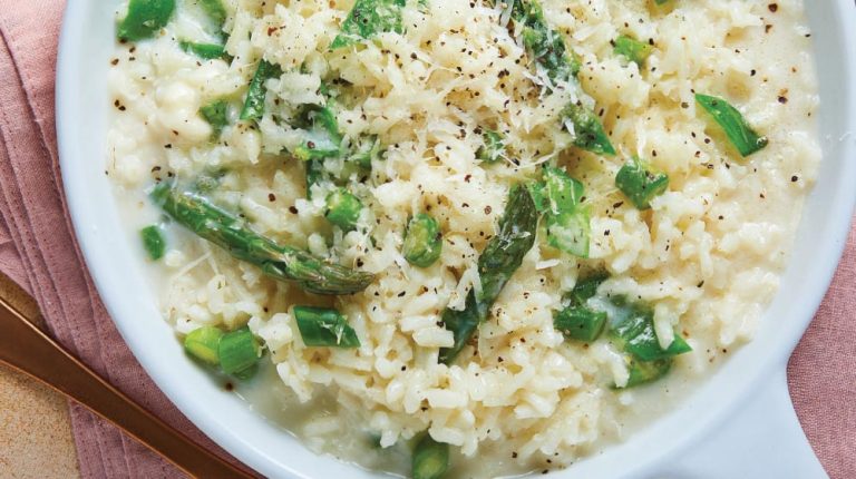 Triunfa en casa con el risotto de espárragos y queso más rico que probarás nunca