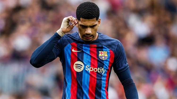 Ronald Araújo enciende las alarmas del FC Barcelona a dos semanas de visitar al PSG 1 Ronald Araújo FC Barcelona
