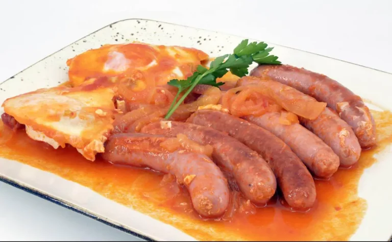 Salchichas al vino, un plato clásico y sabroso de la cocina internacional