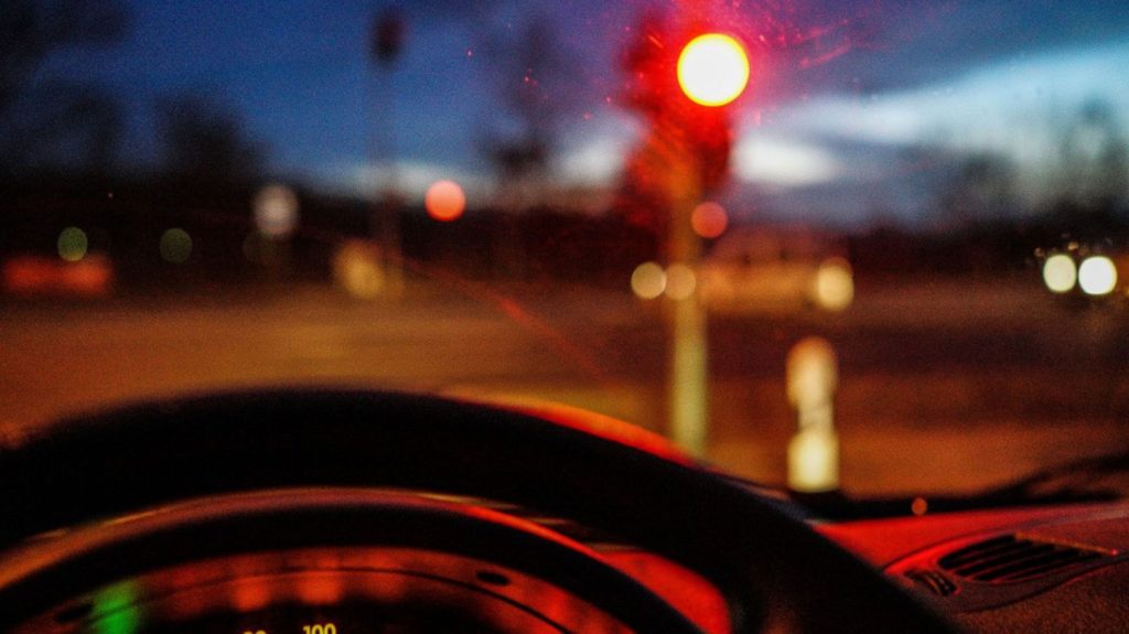 ¿Puede multarme la DGT si uso el móvil en un semáforo en rojo o un atasco? 77 DGT: la falsa creencia de la parada permitida