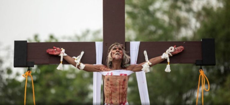 Penitentes flagelándose y crucificándose y otras formas raras de celebrar Semana Santa fuera de España