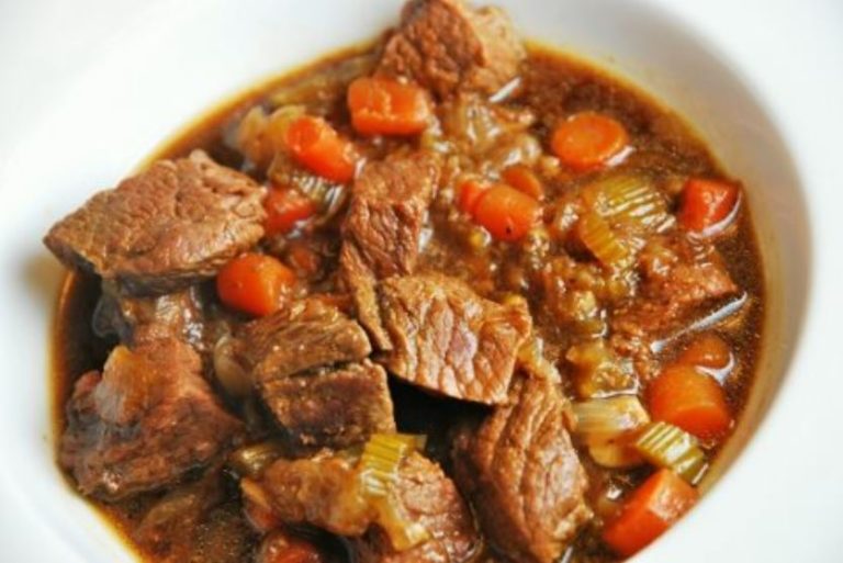 Guiso de ternera con cebolla y zanahoria: un estofado para chuparse los dedos