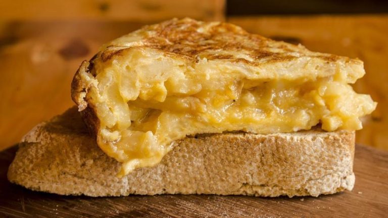 El truco para que no se te rompa la tortilla de patata nunca más