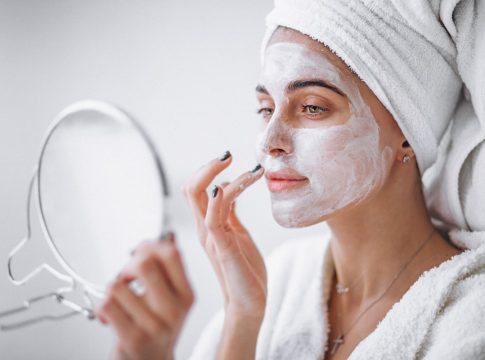 Cómo hacer un tratamiento facial con productos de tu despensa: belleza accesible y natural